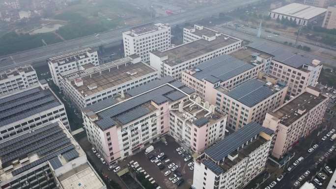 楼顶太阳能板雾霾笼罩下的城市景观建筑群