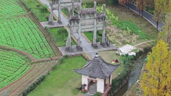 古风牌坊与现代农业景观交融