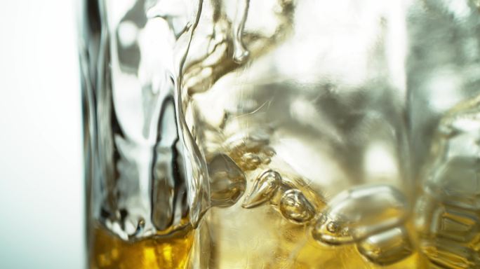 威士忌倒入冰杯