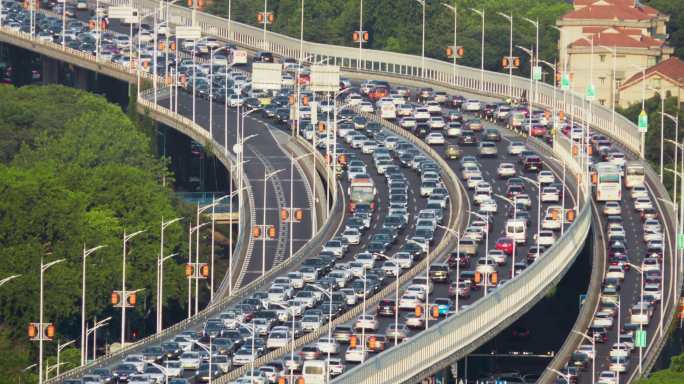 繁忙都市高架车流城市交通拥堵开车