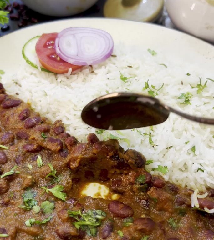 从上方拍摄的陶瓷盘中的Rajma（红豆咖喱）和米饭。孤立的Rajma Chawal咖喱。