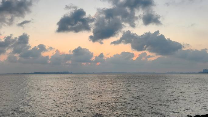 青岛胶州湾夕阳下流动的云