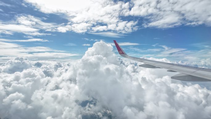 飞机舷窗外的云海