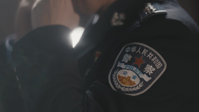 警察深情勉励战友乐队演奏公安歌曲宣誓敬礼