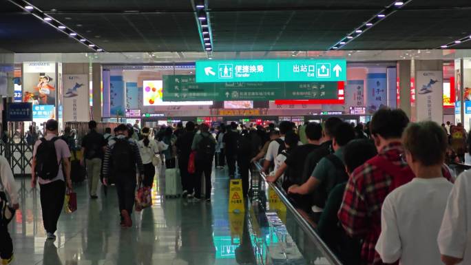 春运期间的火车站客流