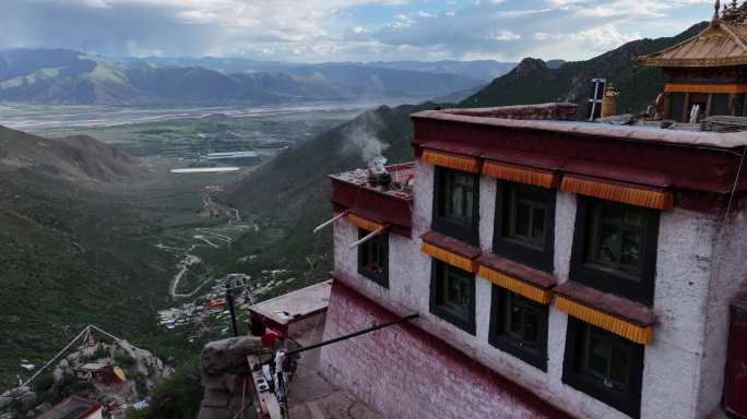藏传佛教寺庙拉康烟雾缭绕