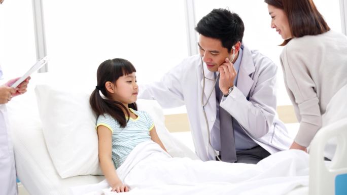 医生关爱儿童健康成长