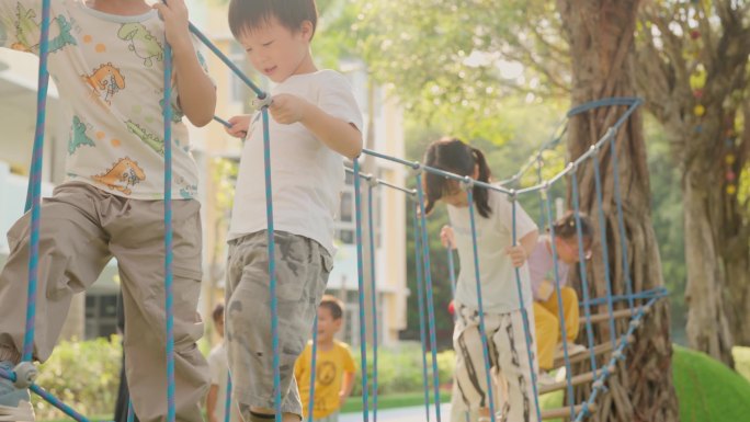 幼儿园儿童户外活动
