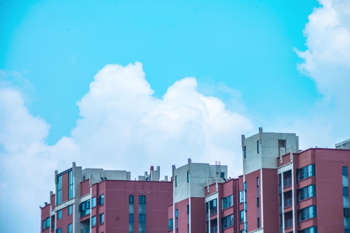 城市建筑与蓝天白云延时