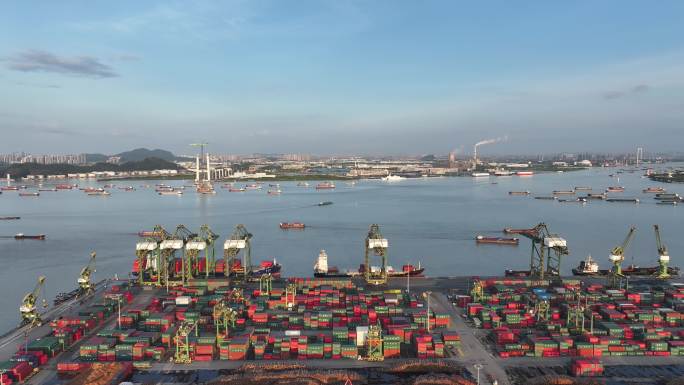 现代化港口货运景象