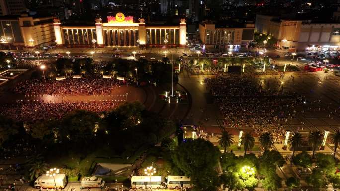 25年八一建军节南昌八一广场人群夜景
