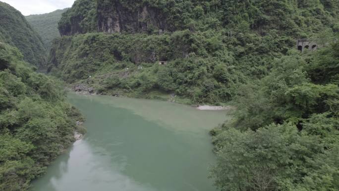 山谷河流大山