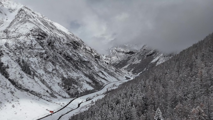 冬季雪山森林景观理小路大二普阿坝理县航拍