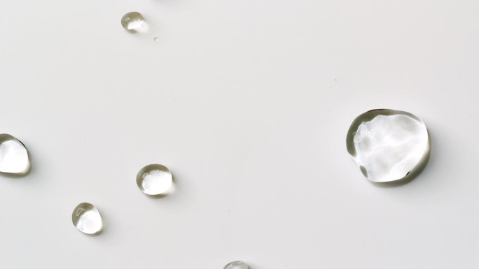 动态水运动：在疏水性白色表面上的弹跳、溅水、分裂、扭曲和碰撞。