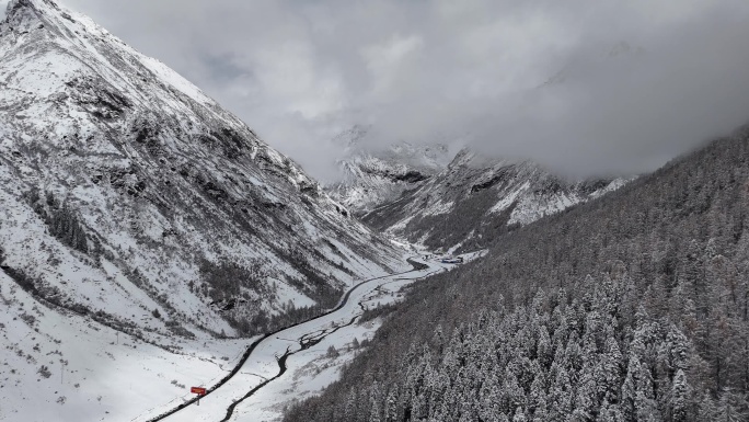 雪山峡谷云雾缭绕理小路大二普阿坝理县航拍