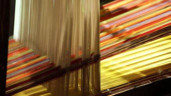 织布机与彩色丝线