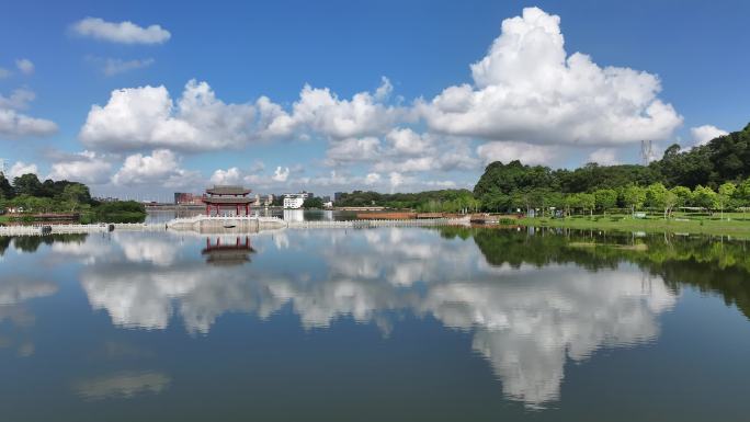 晴空万里白云古风建筑