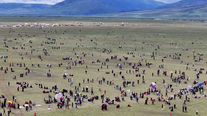 理塘赛马节会场人山人海人流涌动