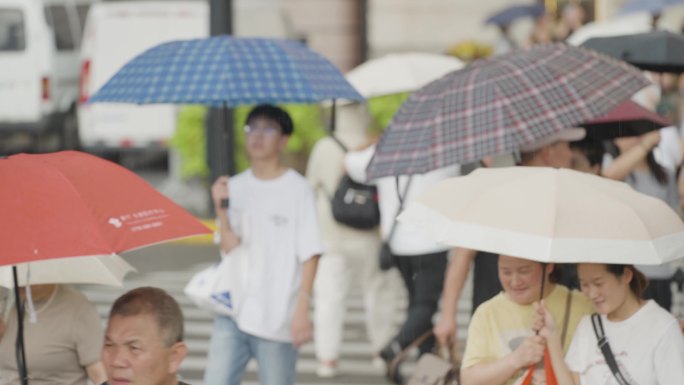 雨天行人过斑马线过马路城市奋斗者上下班