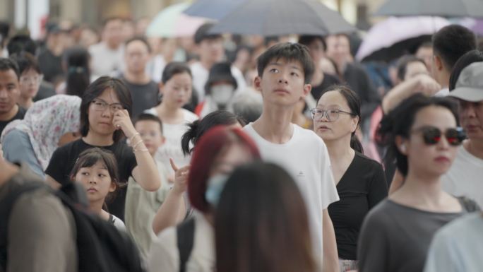 行人过斑马线过马路城市奋斗者上下班