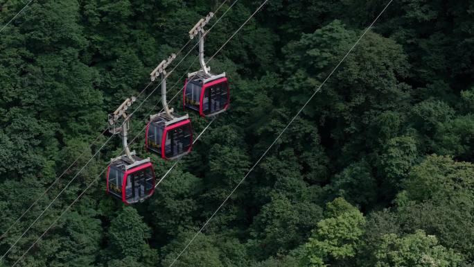 重庆南川金佛山索道2 山间索道缆车穿梭