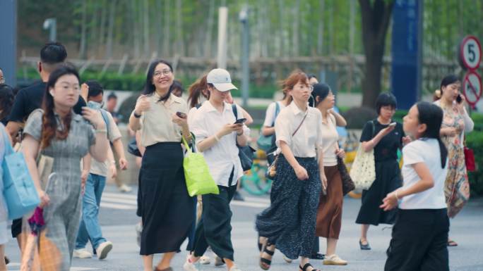 繁忙都市生活行人过马路 城市奋斗者上下班
