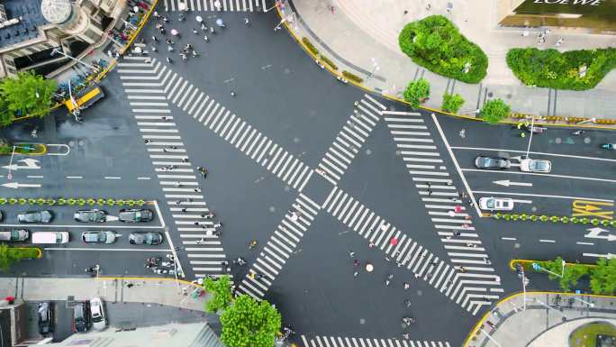 繁忙都市生活行人过马路 城市奋斗者上下班