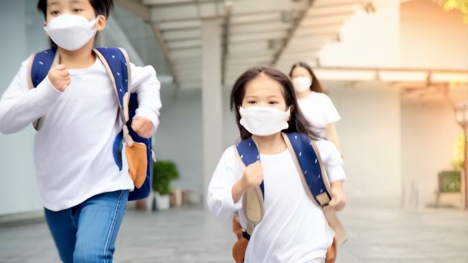疫情下学生奔跑上学 戴口罩的小学生