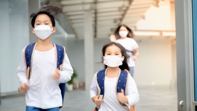 戴口罩的小孩奔跑上学 疫情下的校园生活