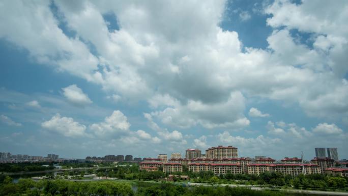 免费城市建筑与天空云朵景观