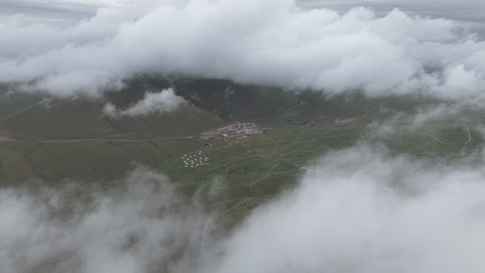 云雾缭绕的和田昆仑山景区