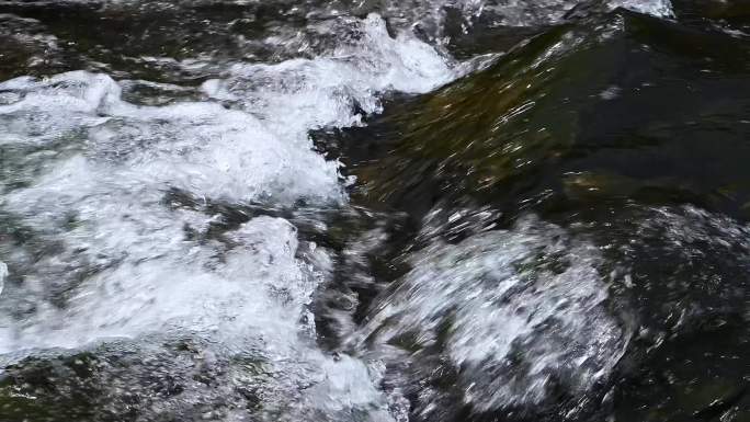 免费4K10秒一倍速慢放湍急的溪流