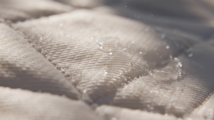 疏水材料水珠滚动防水面料水滴特写
