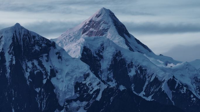 4K云雾缭绕的雪山日出 贡嘎群峰
