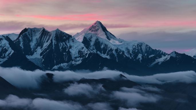 4K贡嘎群峰朝霞 云雾缭绕的雪山日出