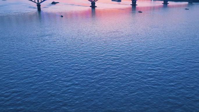 夕阳下的壮丽大桥