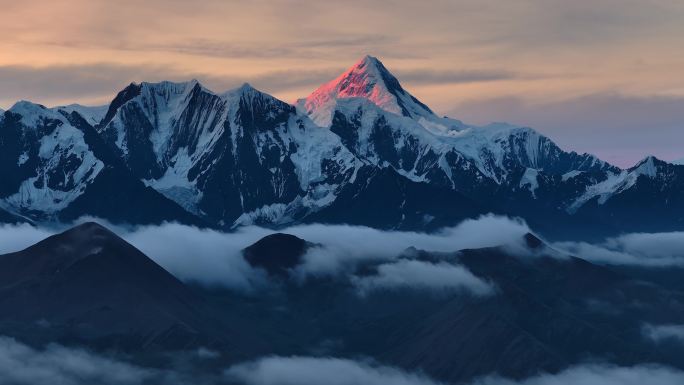 4K云雾缭绕的雪山日出 贡嘎群峰