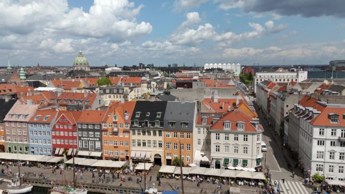 哥本哈根丹麦历史悠久的Nyhavn海滨的鸟瞰图