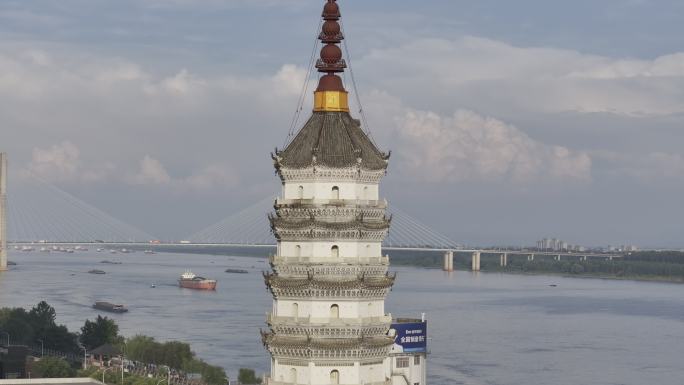 万里长江第一塔振风塔与长江大桥同框