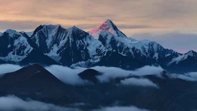 4K云雾缭绕的雪山日出 贡嘎群峰