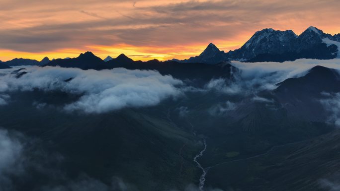 4K云雾缭绕的雪山日出 贡嘎群峰