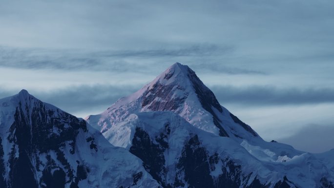 4K云雾缭绕的雪山日出 贡嘎群峰