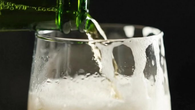 啤酒倒入杯中特写