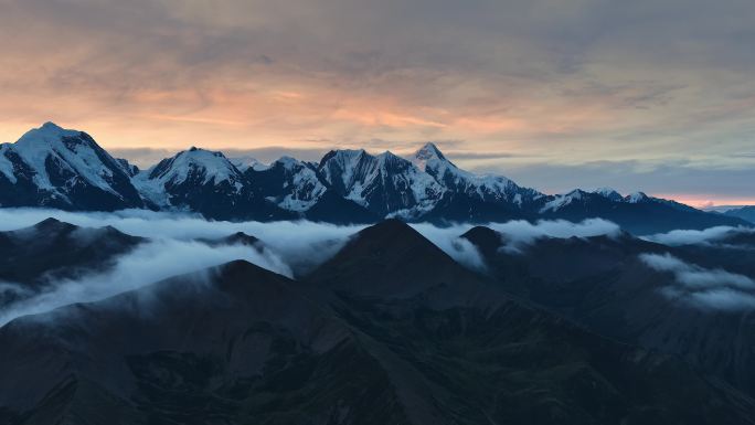 4K云雾缭绕的雪山日出 贡嘎群峰