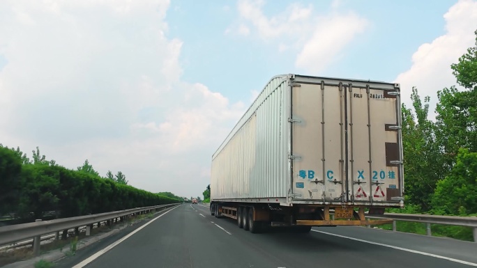 高速公路上的货车行驶高速公路超车