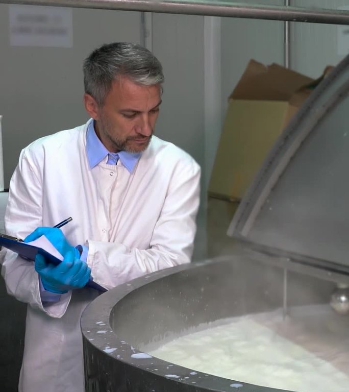 食品安全官员监督生牛奶巴氏消毒过程