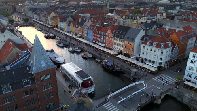 哥本哈根丹麦历史悠久的Nyhavn海滨的鸟瞰图