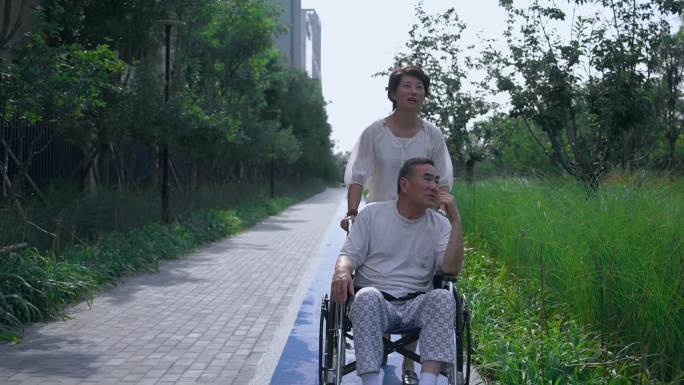 坐轮椅的老年人