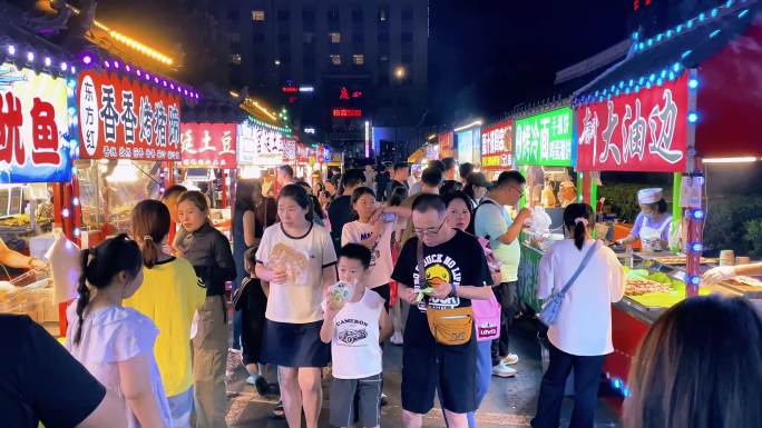 充满烟火气热闹的夜市美食街