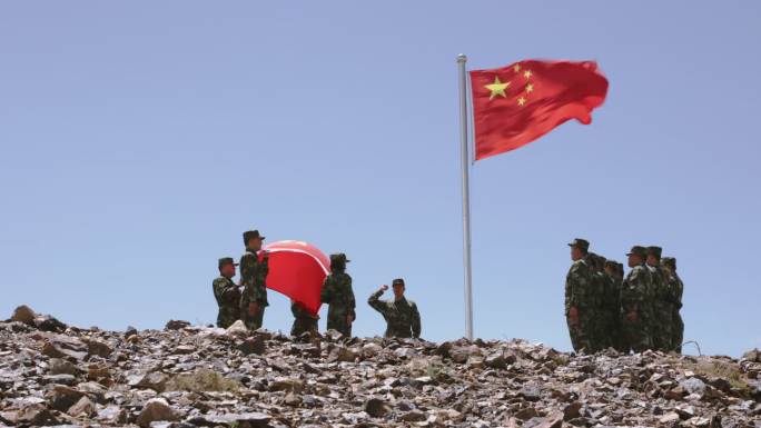 边防军人戈壁山上升国旗